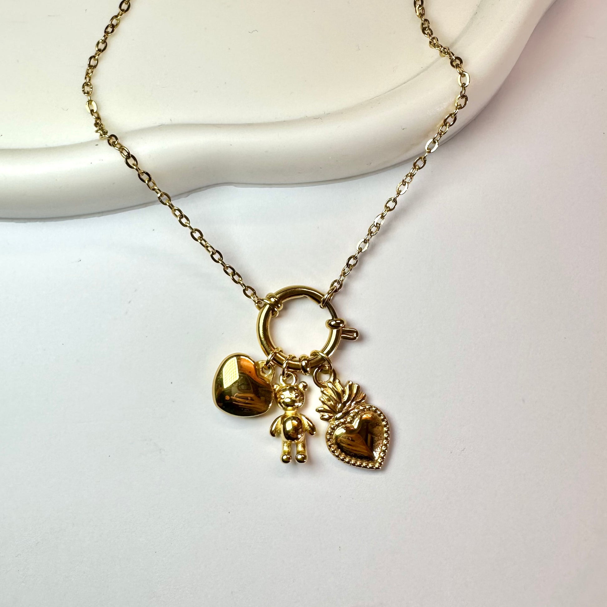Goldene Halskette mit Liebesanhänger