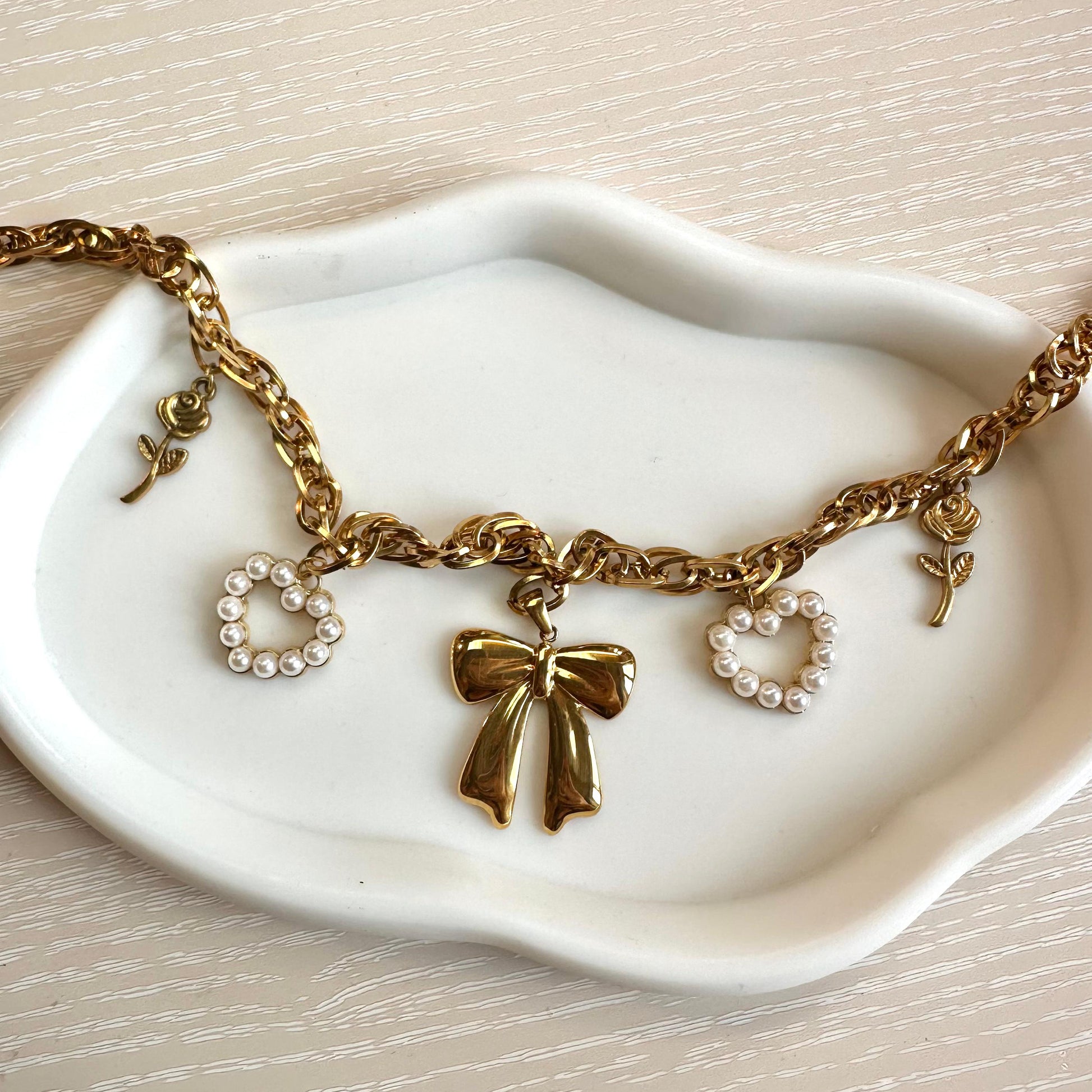 Goldene Schleifenkette