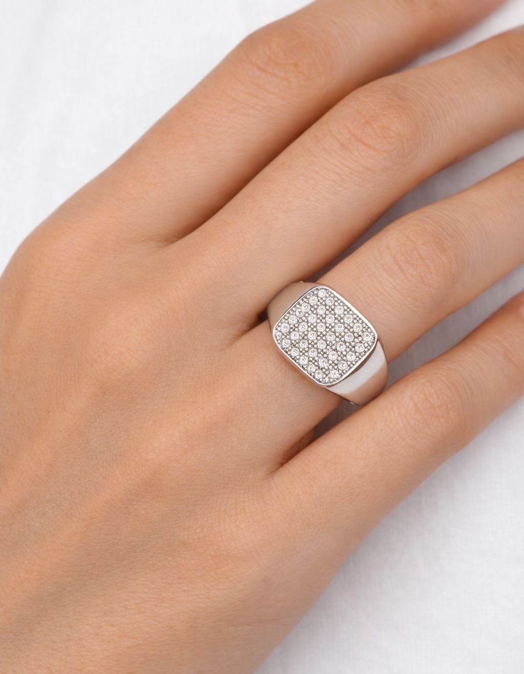 Anello Chevalier Square