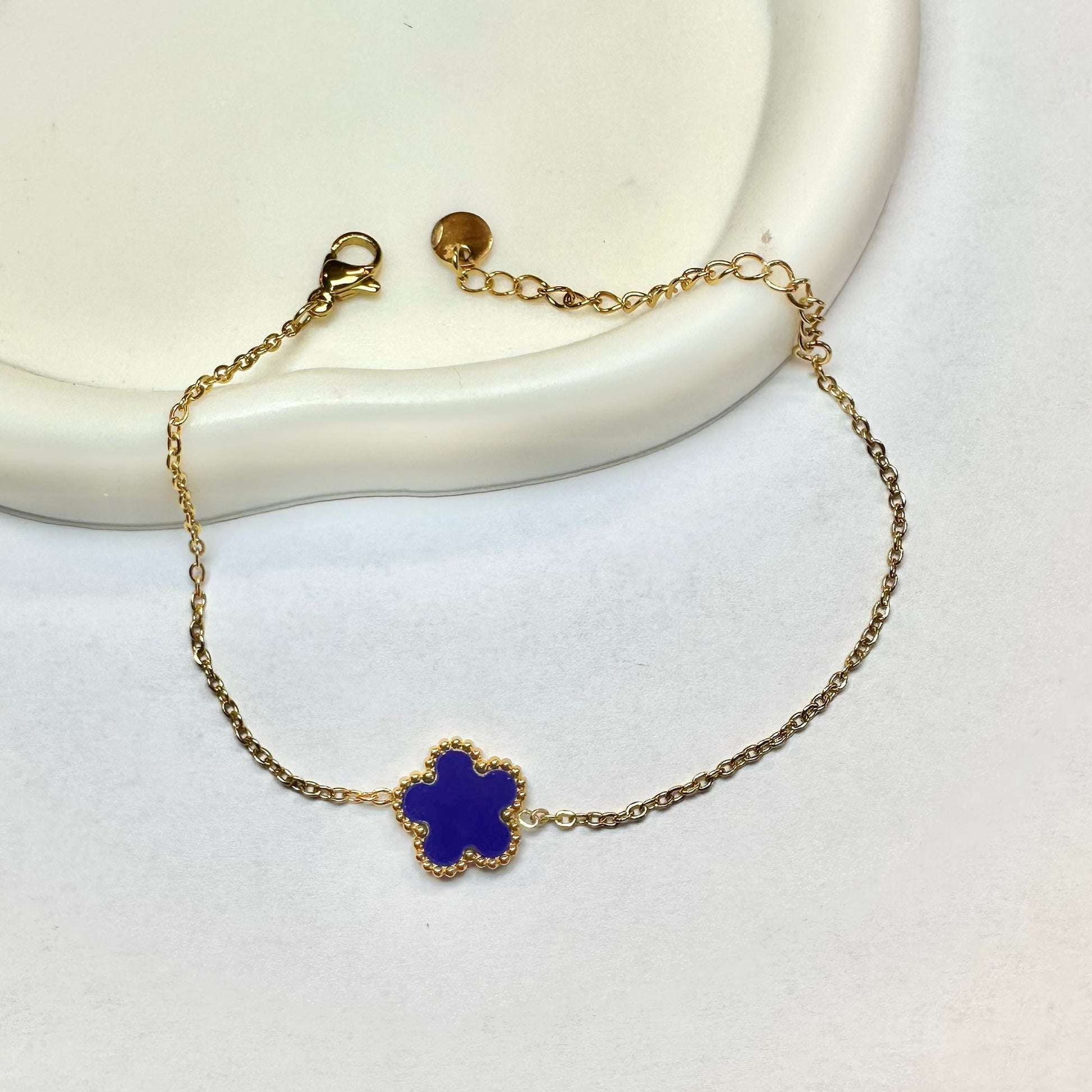 Schwarzes Blumenarmband