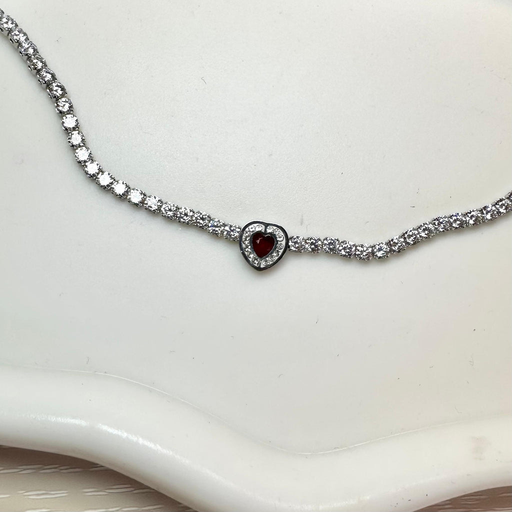 Silberne Halskette mit Amor-Anhänger