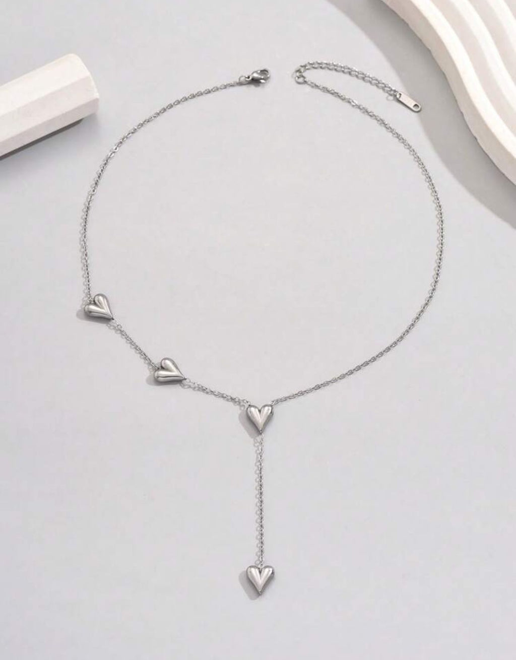 Silberne Halskette mit Amor-Anhänger