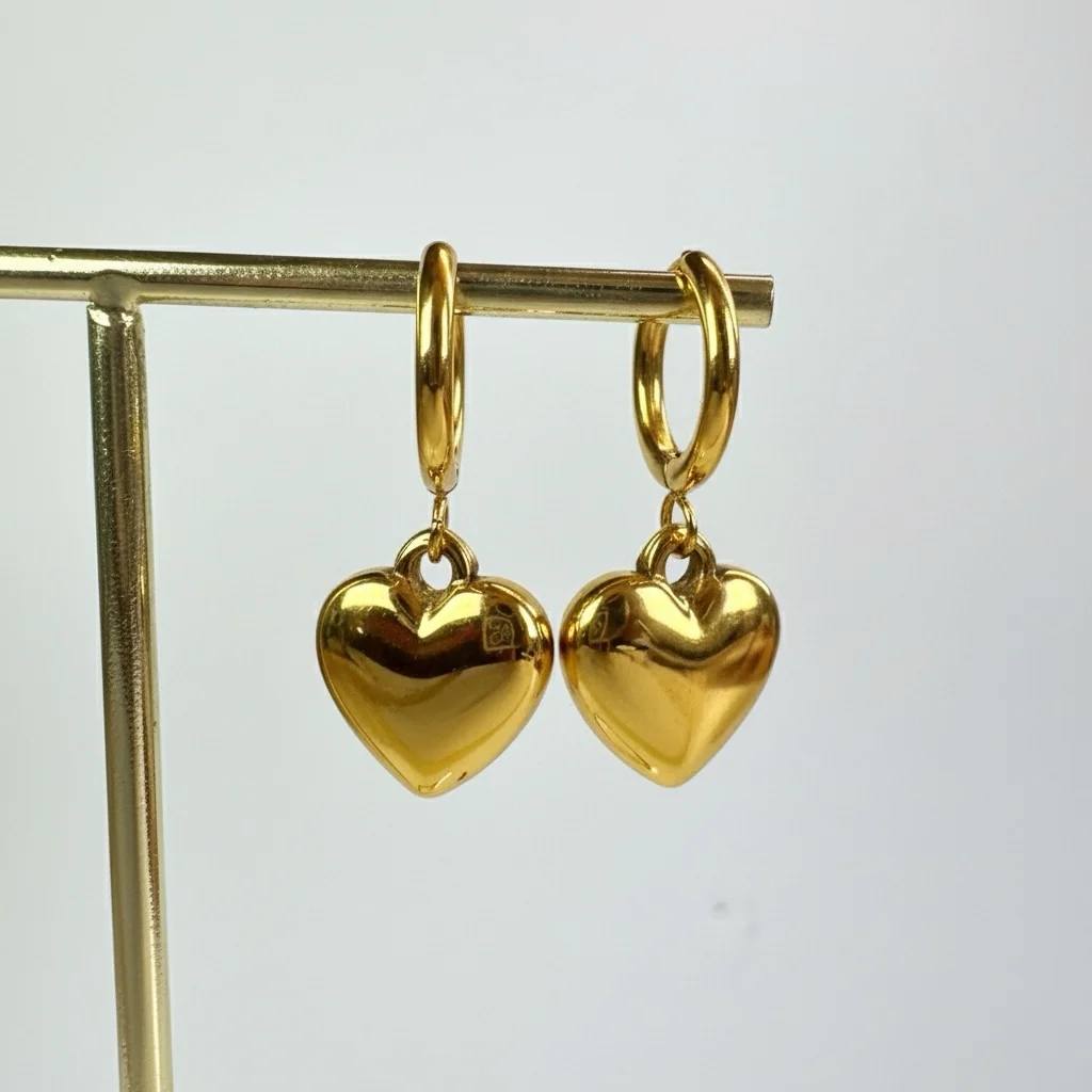 Goldene Knopfohrringe