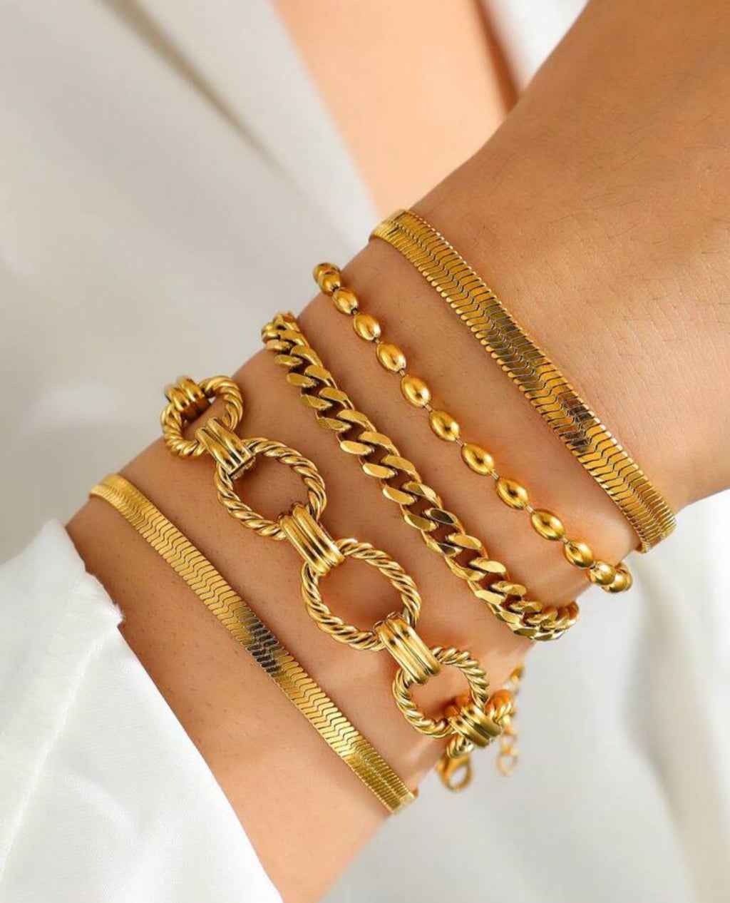 Set mit fünf goldenen Armbändern