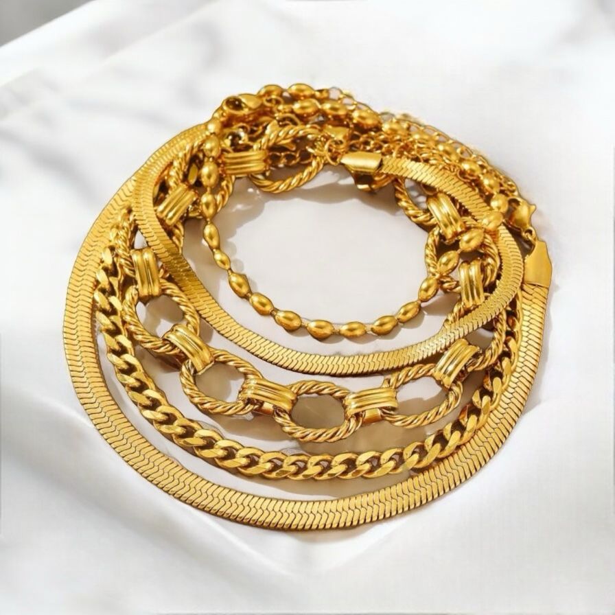 Set mit fünf goldenen Armbändern