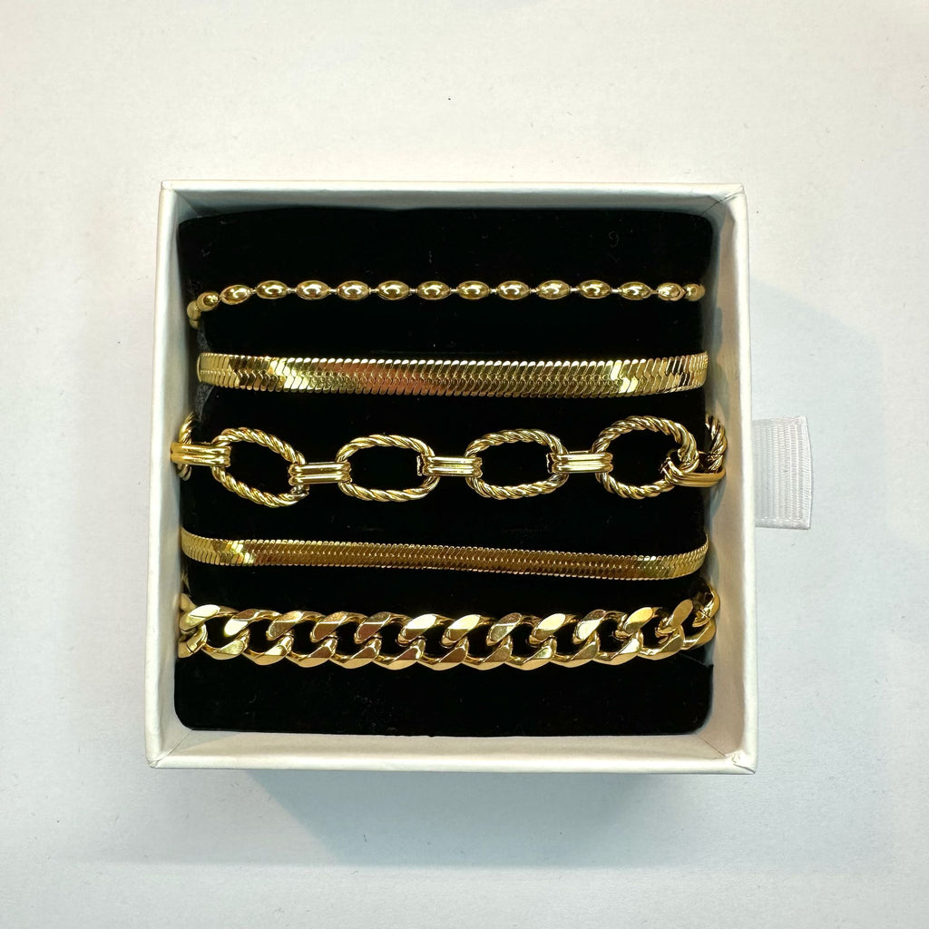 Set mit fünf goldenen Armbändern